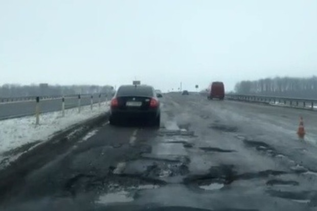 За 200 гривень: Перевантажені фури розбили вщент автобан Київ-Одеса