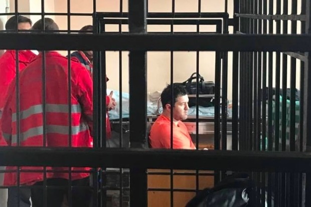 Журналист: Насиров встал с каталки, походил по залу и посидел в кресле судьи