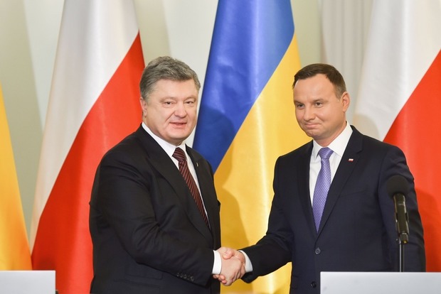 Порошенко попросил не втягивать историю в отношения с Польшей