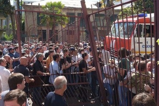 В Абхазии демонстранты идут брать штурмом здание МВД