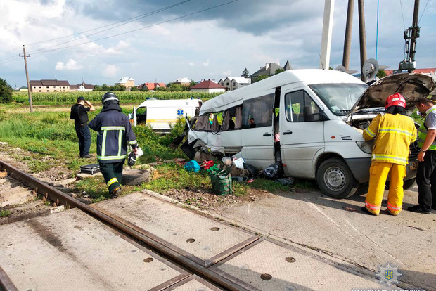 Чергова смерть у маршрутці: Мерседес Спринтер поїхав прямо під поїзд