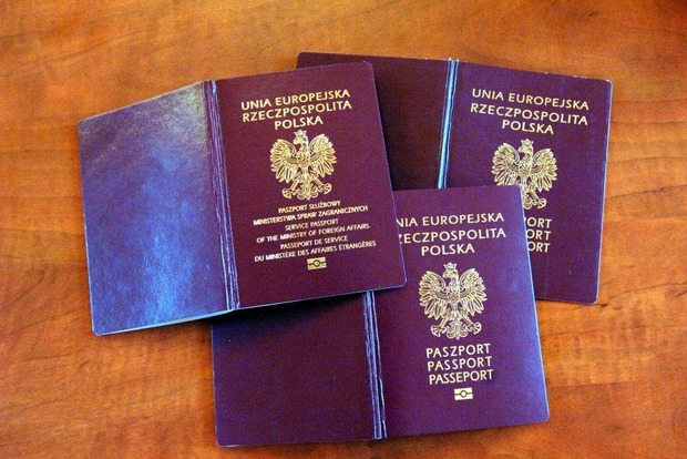 В Польше отказались от идеи изображать Львов на новых паспортах