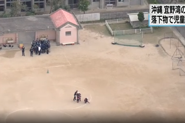 Часть военного вертолета упала на школу с детьми в Японии