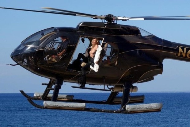 43-летняя Кейт Мосс обнажила грудь на борту вертолета (ФОТО)