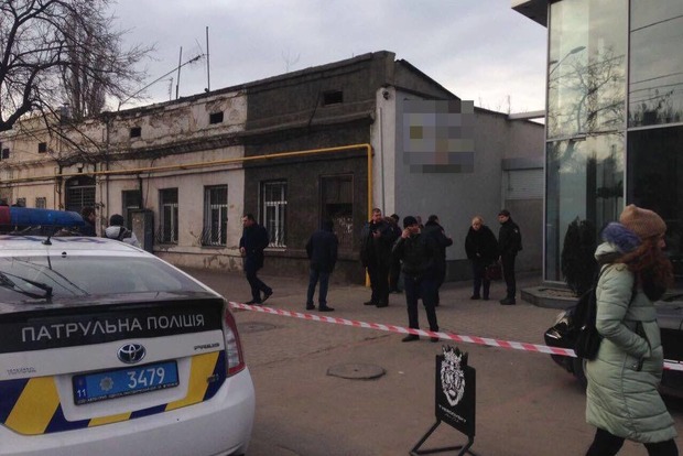 В Одесі сталася стрілянина: один зі зловмисників забарикадувався в автосалоні