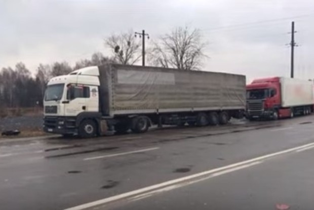 Они транзитом перевозили разные грузы: В России задержали 12 украинских фур