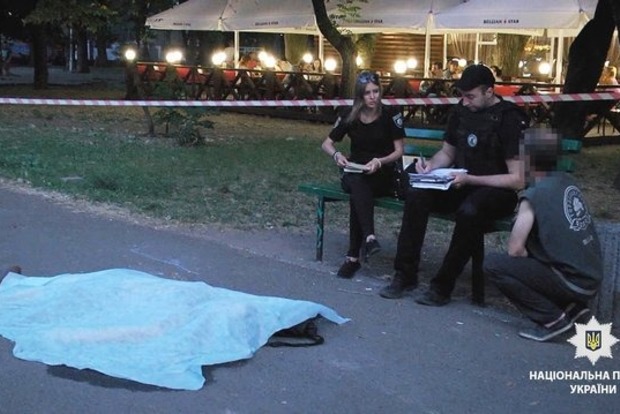 А він просив пощади: У центрі Одеси батько на очах у своєї сім'ї вбив безхатченка