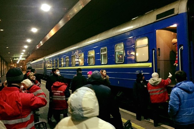 В Киеве с поезда сняли группу детей из-за массового отравления