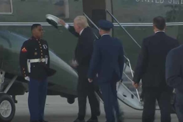 Трамп ганявся за кашкетом, зірваним з голови морського піхотинця