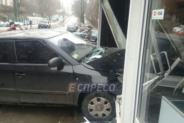 Пьяный водитель на Skoda в Киеве сбил 3-летнюю девочку и протаранил киоск