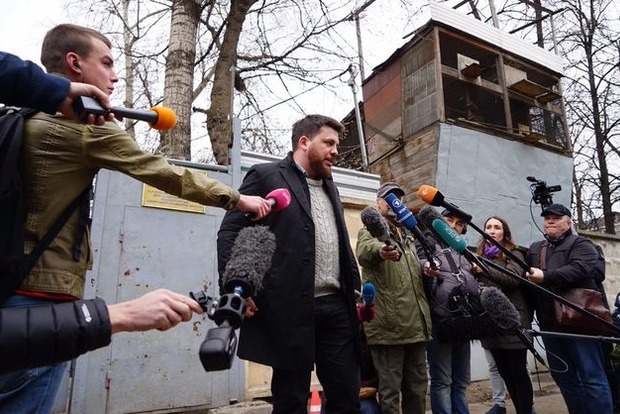 Відсидів 15 діб: Навальний відростив бороду і вийшов на свободу