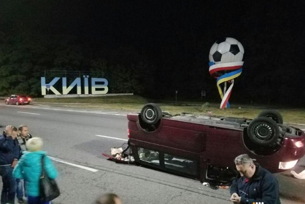 Под Киевом пьяный лихач на BMW перевернул пассажирский микроавтобус