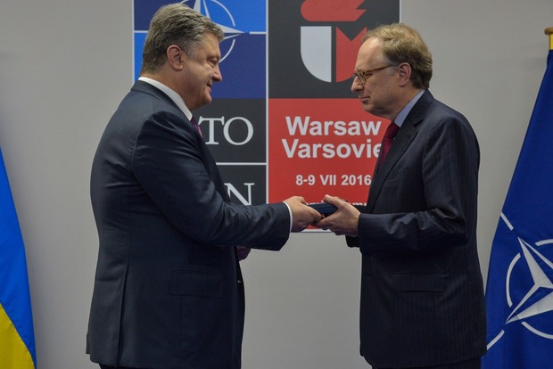 Порошенко нагородив чиновника з НАТО орденом Ярослава Мудрого