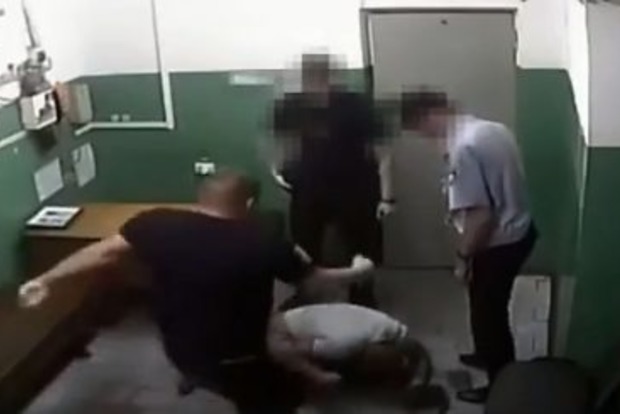 Поліцейські в Харкові по-звірячому били пасажирів, затриманих у метро