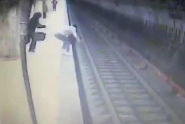 Убийца скинула женщину под поезд метро 