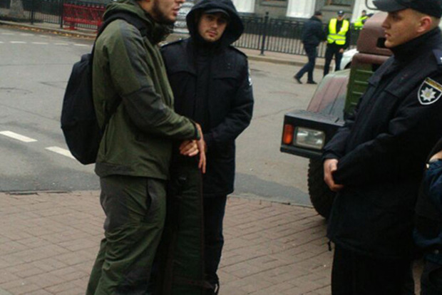 В Киеве задержан снайпер с оружием. Шел на акцию к ВР
