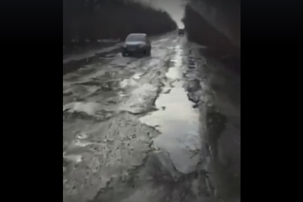 Волонтер показал разбитые украинские дороги, которые хуже, чем в зоне АТО