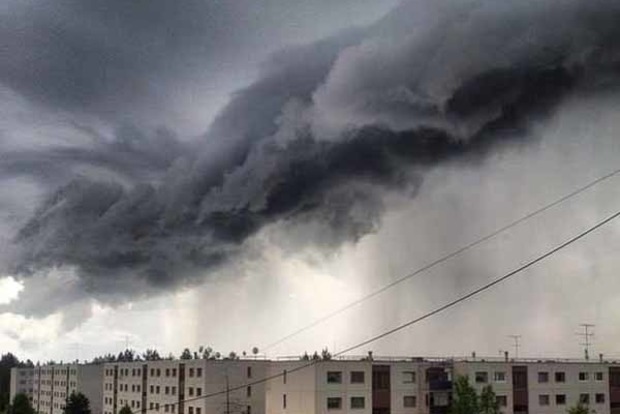 В Україні очікуються сильний вітер і дощі з градом