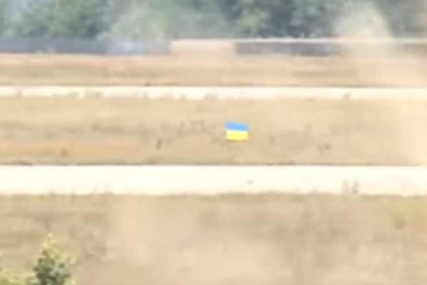 Бойцы ВСУ установили флаг Украины на взлетной полосе ДАП