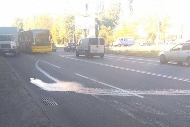 Едва не взорвались: в киевской маршрутке на ходу начал вытекать бензин