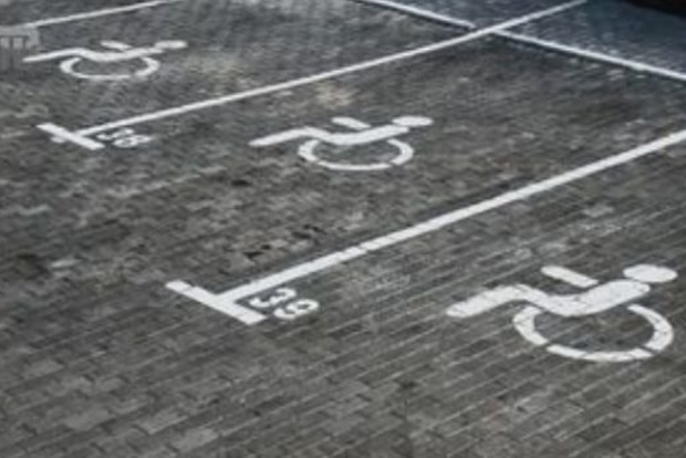 Рада ужесточила наказание за парковку на местах для лиц с инвалидностью