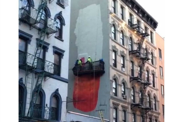 Фасад Нью-Йорского дома обзавелся четырехэтажным пенисом (фото 18+)
