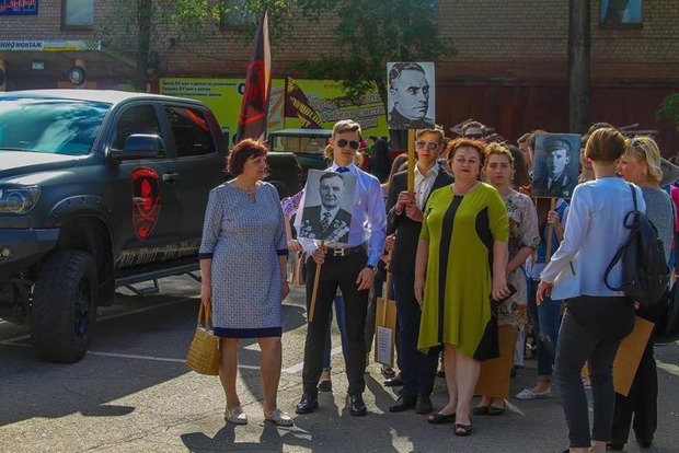 Жителька Кривого Рогу побачила портрет діда у невідомого хлопця на параді 9 травня