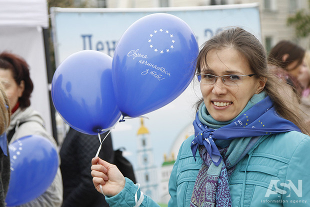 Україна випрошує у ЄС перспективу членства, тоді як її підтримують лише 30% населення
