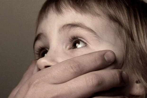 На Сумщині батько з дядьком роками ґвалтували неповнолітню дівчину з інвалідністю