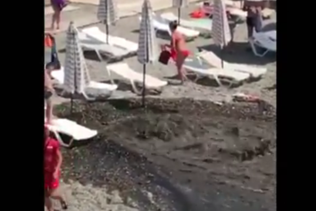 В Сочи на пляже забил гейзер из канализации