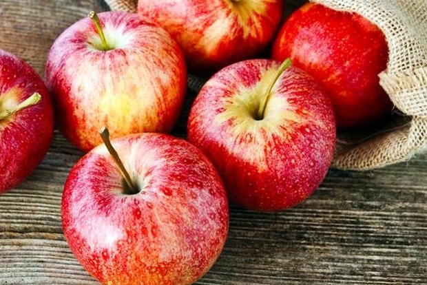Чи правда, що їсти шкірку імпортних яблук не можна
