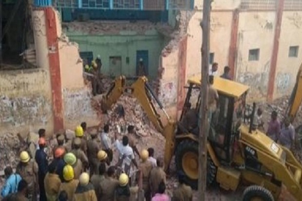 В результате обрушения транспортного депо в Индии погибли не менее восьми человек