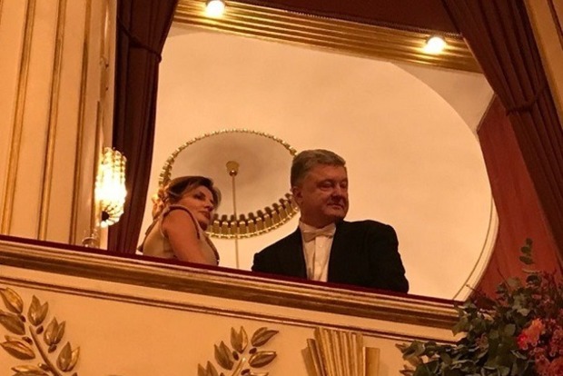 Первая леди Украины на Венском балу затмила всех золотым платьем 