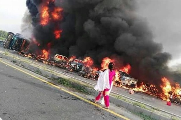 Через нафтовоз у Пакистані живцем згоріли близько 123 осіб