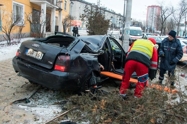 В Киеве Audi на еврономерах влетел на остановку с людьми: есть жертви