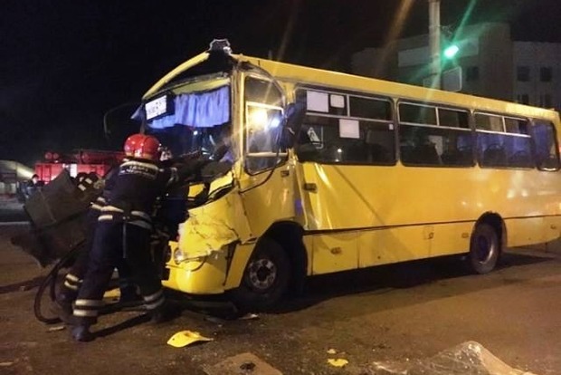 Пассажирская маршрутка разбилась в Черкассах: 9 пострадавших
