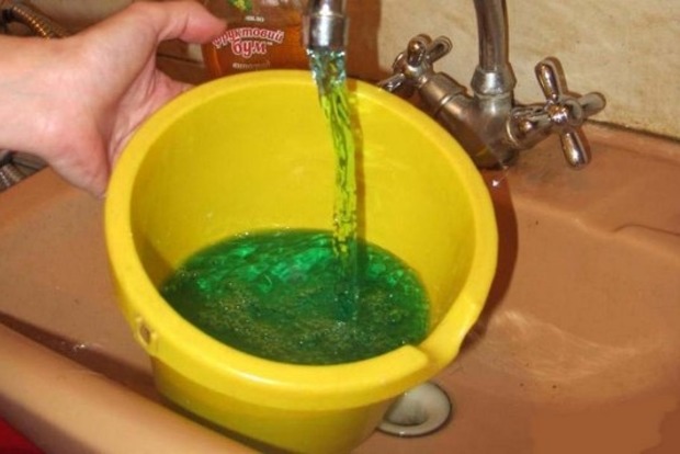 Киевлян предупредили о желто-зеленой воде из кранов