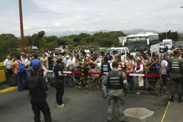 Революция в Венесуэле. Власти закрыли границу с Колумбией