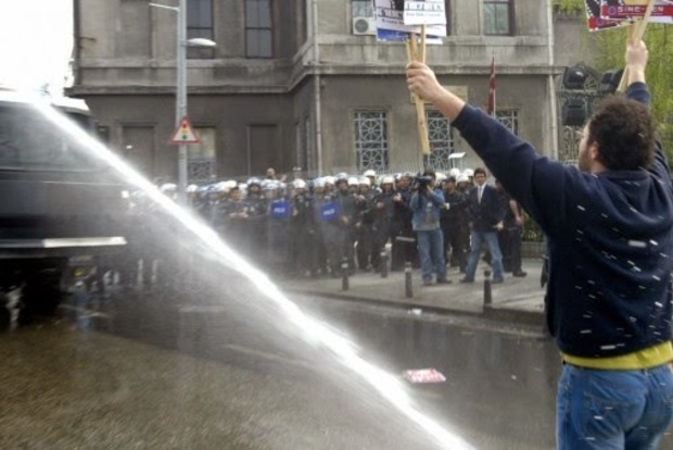 Полиция Гамбурга разогнала протестующих водометами за два дня до G20