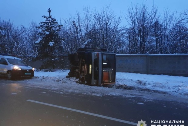 Под Киевом на льду перевернулась маршрутка: 8 пострадавших