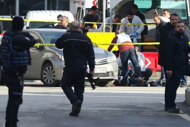 У Туреччині біля входу в будівлю поліції застрелили терориста-смертника
