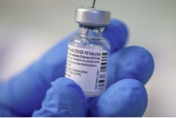 Омикрон могут нейтрализовать три дозы вакцины Pfizer, выяснили ученые