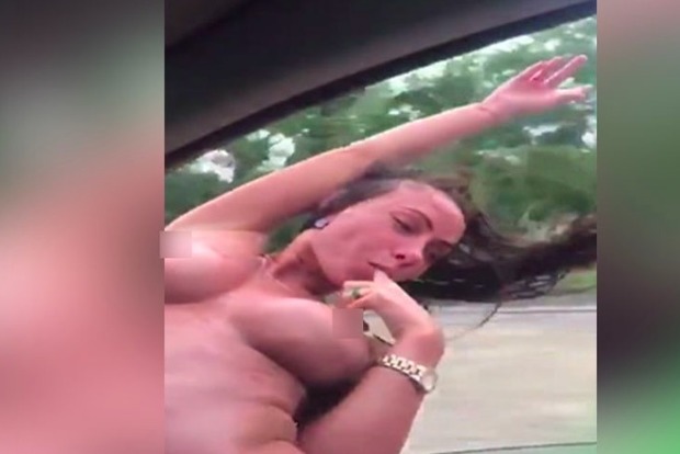 Пьяную голую туристку из РФ убило дорожным знаком во время стриптиза в машине (18+)