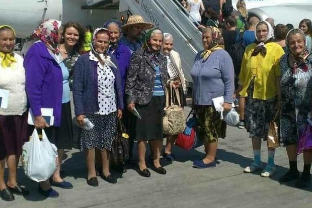 Побывали в раю: безвизовые бабушки опять вызвали фурор в аэропорту