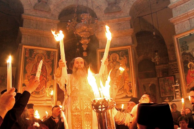 Православний священик вивів на чисту воду сходження Благодатного вогню
