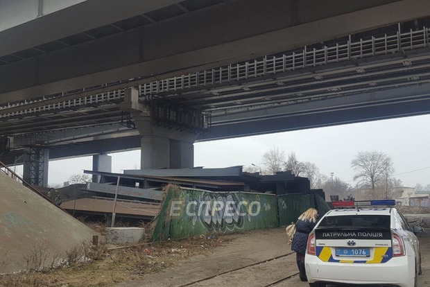 Мужчина сбросился с Дарницкого моста в Киеве