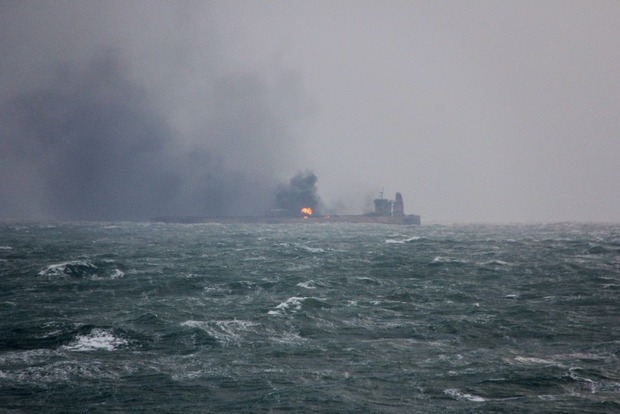 Біля берегів Китаю вибухнув танкер, є загроза забруднення атмосфери