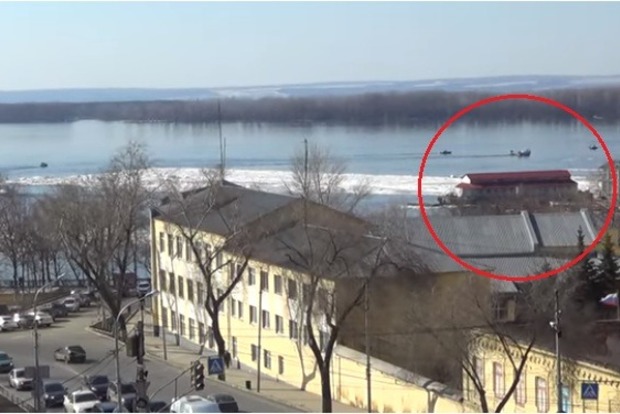 Після асфальту по російським річках попливли ресторани. Епохальне відео