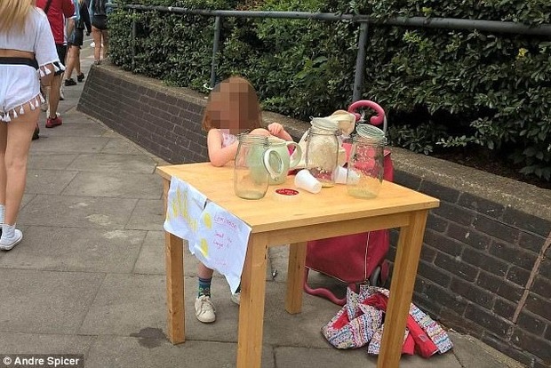 Полиция Лондона довела до слез 5-летнюю девочку, продававшую лимонад