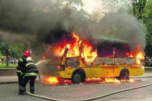 Сгорел до тла: В Киеве водитель автобуса чудом успел выпустить всех пассажиров